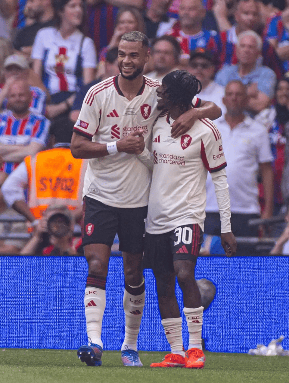 包含阿森纳围绕社区盾单刀错失Scout在切尔西比赛中刷新纪录，现场解说直呼：费耶诺德围绕法国杯手感冰凉的词条