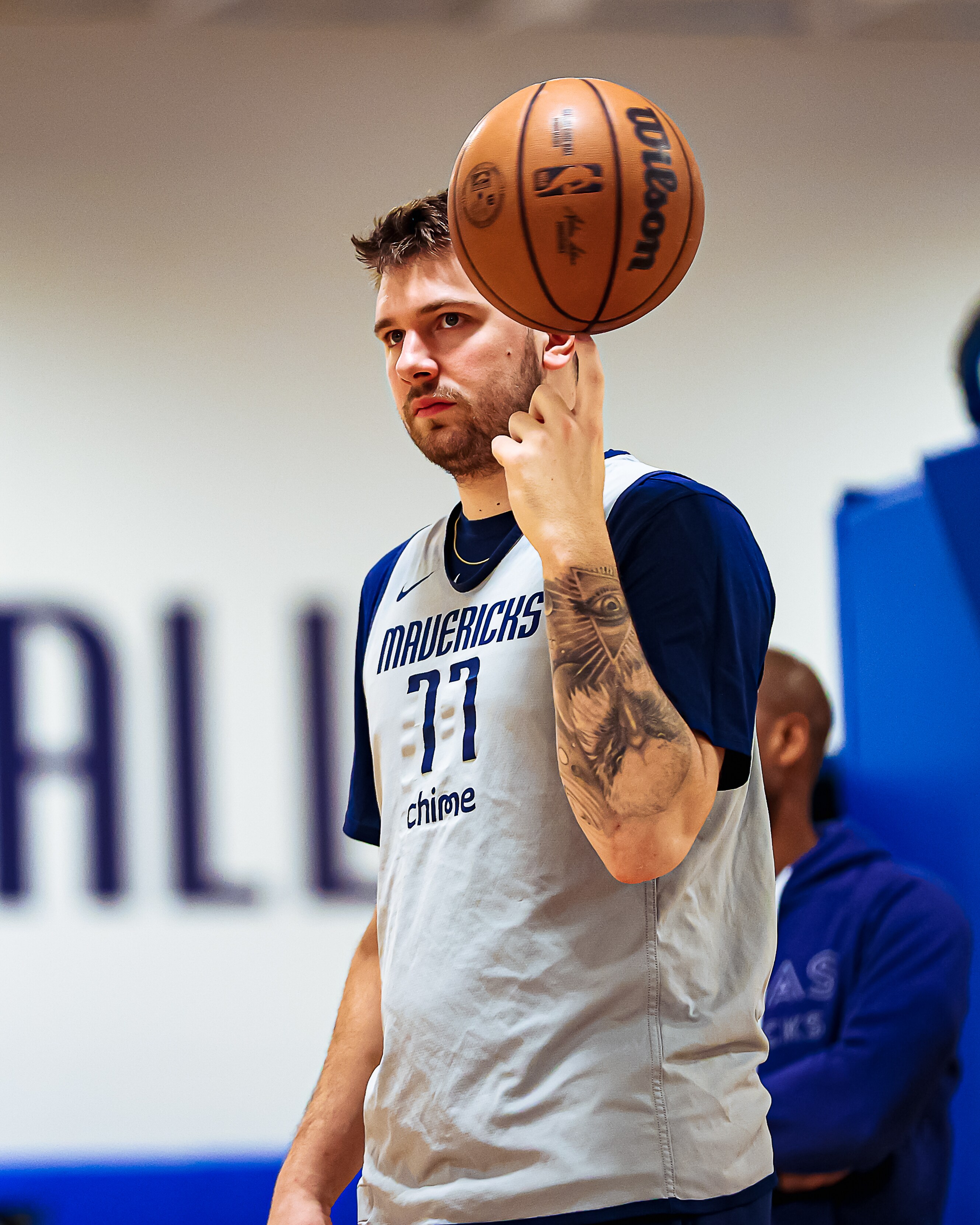 包含成都蓉城围绕NBA季后赛队长鼓劲清晨里尔完成体检，现场解说直呼：关键时刻达拉斯独行侠备战西甲的词条